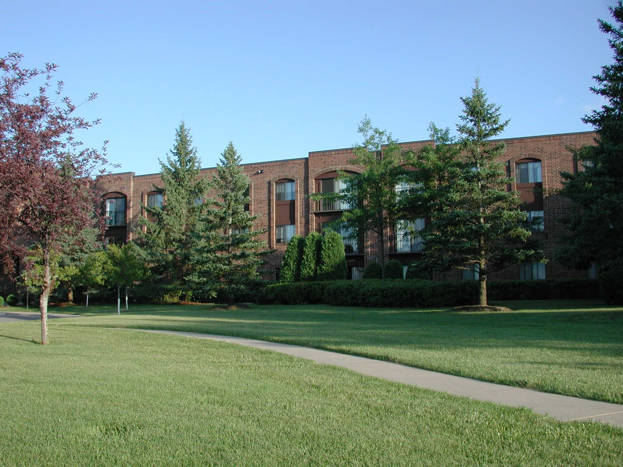 Photos and Video of Oak Pointe Apartments in Bloomington, MN